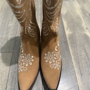 Tan and White Heeled Boots with Embroidery